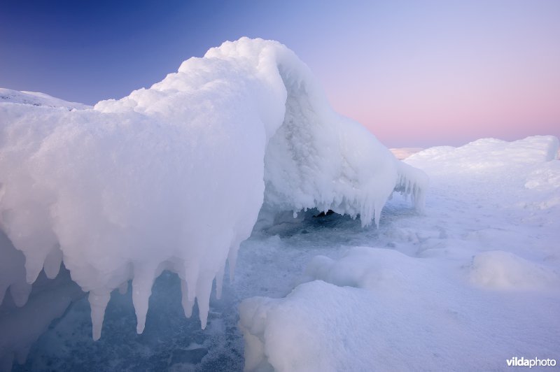 Kruiend ijs op het meer Torneträsk, Abisko Zweden