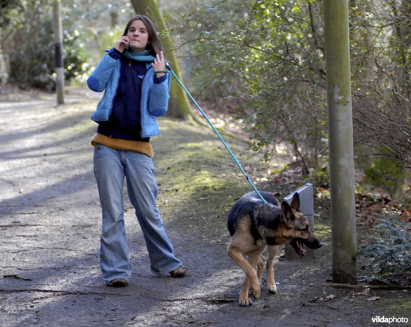 Jonge vrouw met hond