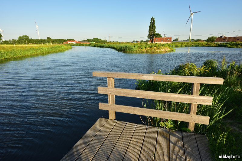 Vissteiger aan de Bourgognevaart