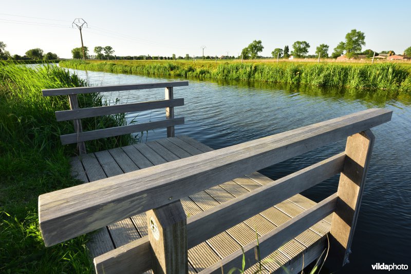 Vissteiger aan de Bourgognevaart