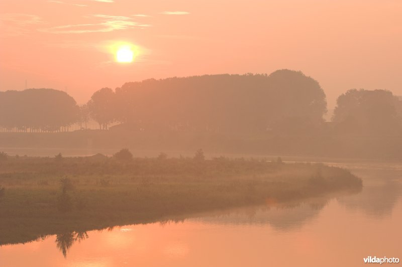 Zonsopgang aan de Maas