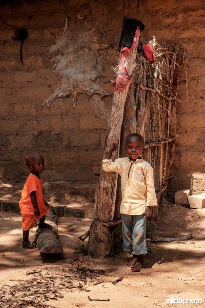 Kinderen met geitenhuid in dorp, Senegal