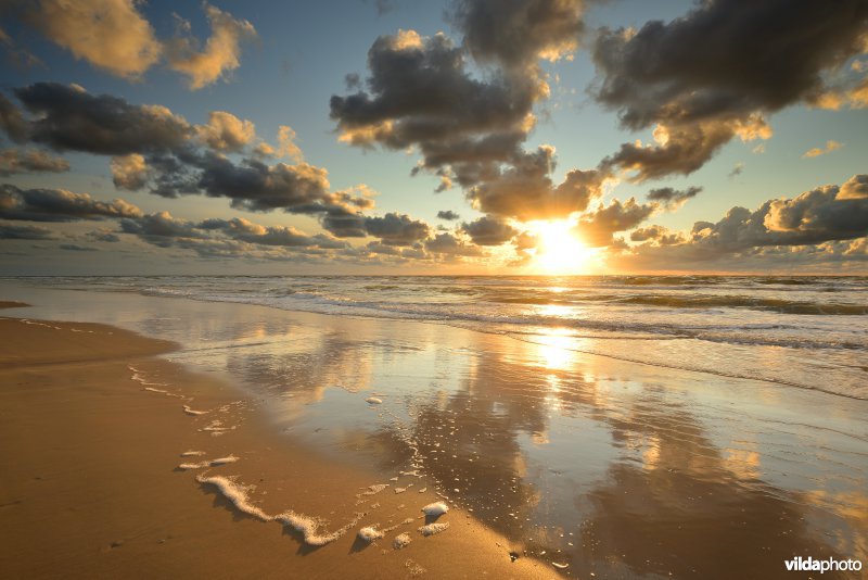 Zonsondergang aan zee