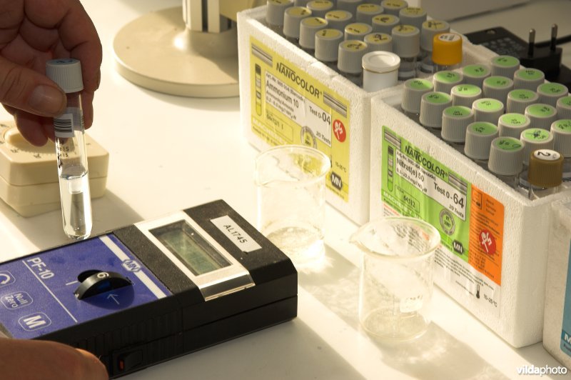 Waterkwaliteit bepalen in het laboratorium