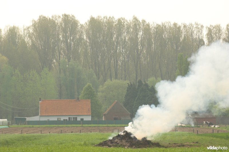 Vuurtje stoken door een landbouwer