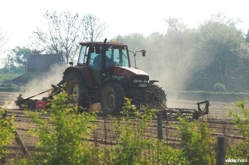 Ploegende landbouwer in Mettekoven