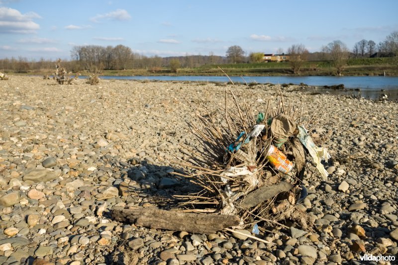 Afval na het wegtrekken van hoogwater