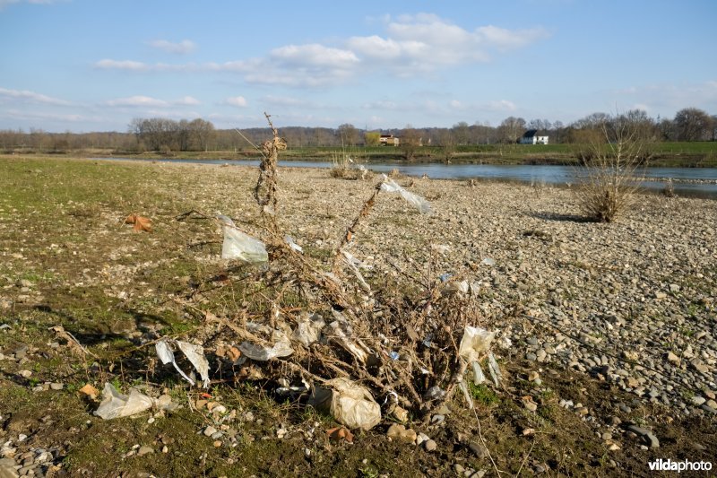 Afval na het wegtrekken van hoogwater