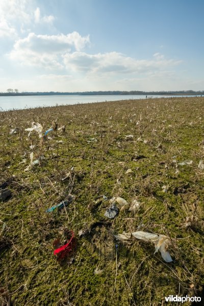 Afval na het wegtrekken van hoogwater