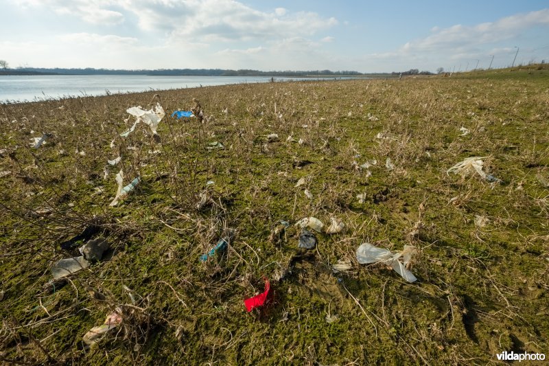 Afval na het wegtrekken van hoogwater