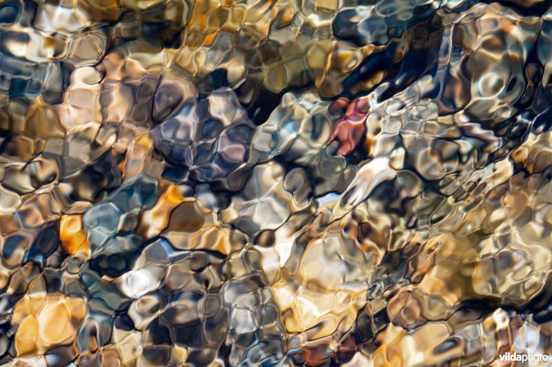 Kleurrijke keien in een riviertje