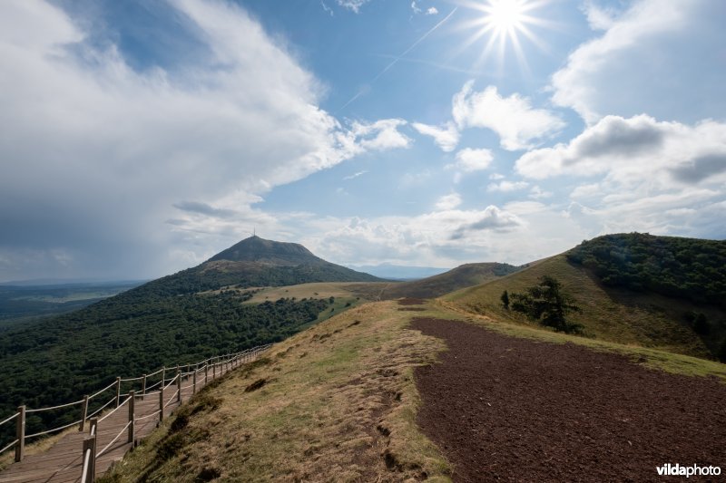 Wandelpad op Puy de Pariou met zicht op Puy de Dôme