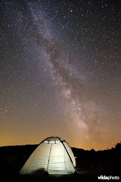 Melkweg boven een tent