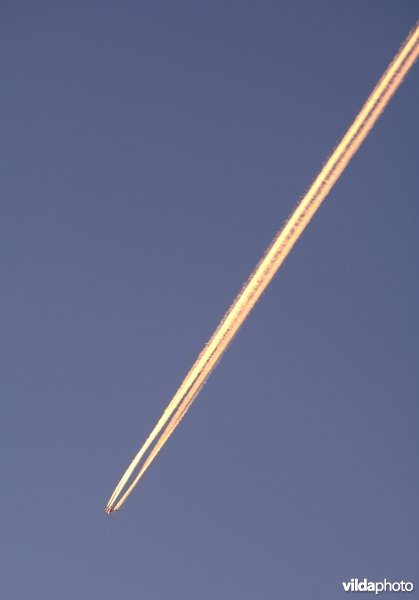 Condensatiestreep van een lijnvliegtijg