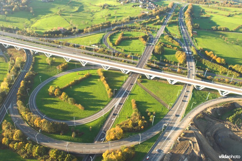 Autosnelweg en hogesnelheidstrein in Luik