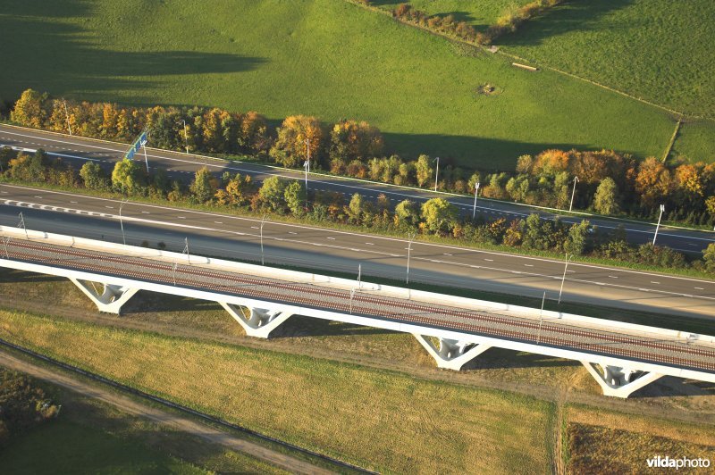 Autosnelweg en hogesnelheidstrein in Luik