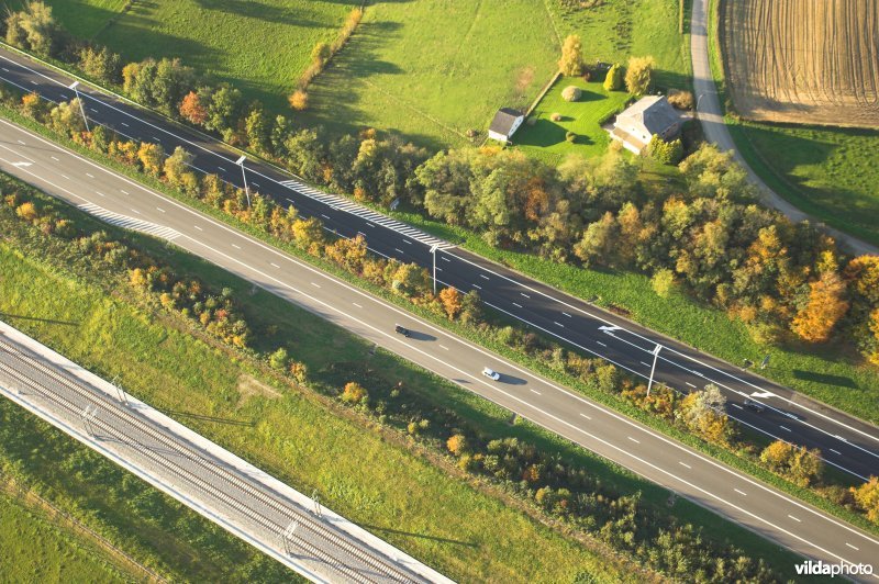 Autosnelweg en hogesnelheidstrein in Luik