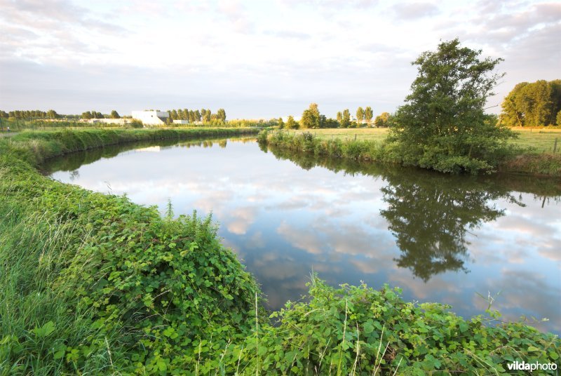 Rioolwaterzuiveringsstation langs de Dender in Denderleeuw