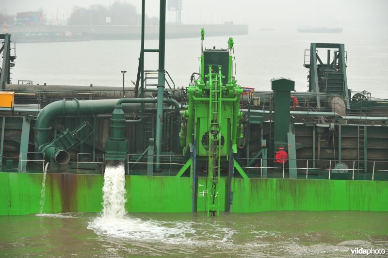 Baggerboot op de Schelde