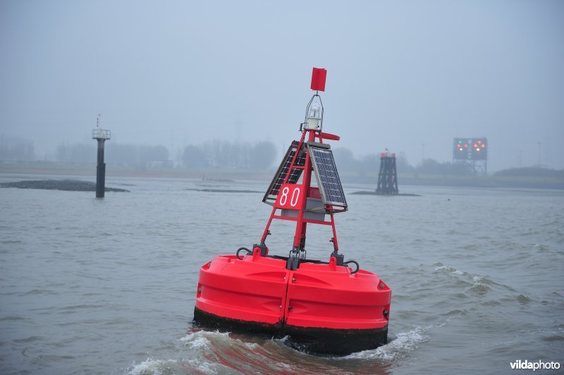 Boei in de vaargeul van de Schelde