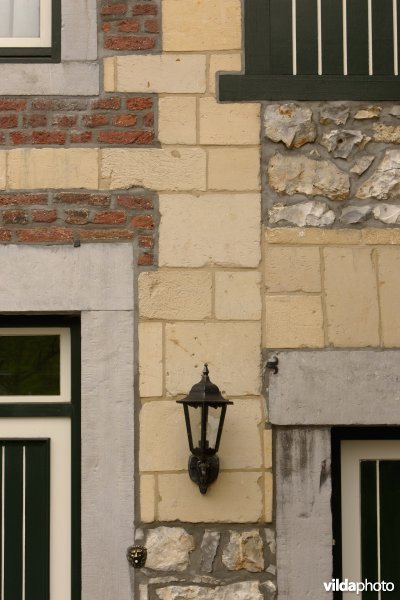 Detail van mergelwoning