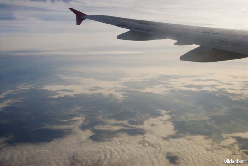 Bergen, landschap en wolkenluchten vanuit een lijnvlucht over Bulgarije