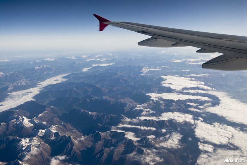Bergen, landschap en wolkenluchten vanuit een lijnvlucht over Bulgarije