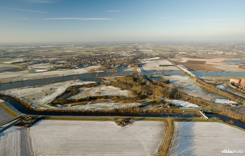 Luchtfoto van Fort Crevecoer en de Henri?ttewaard aan de Maas