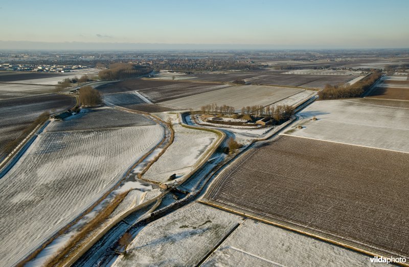 Luchtfoto van de waaiersluis bij Fort Bakkerskil, De Biesbosch