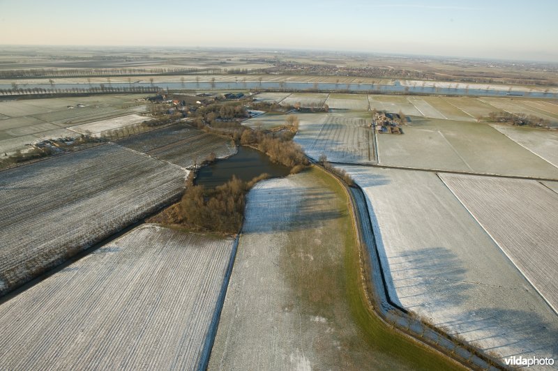 Luchtfoto van de Doeverense Sluis, een inundatiesluis uit de Zuider Waterlinie