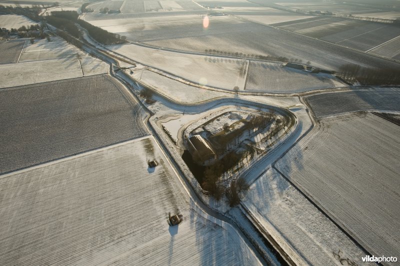 Luchtfoto van de waaiersluis bij Fort Bakkerskil, De Biesbosch
