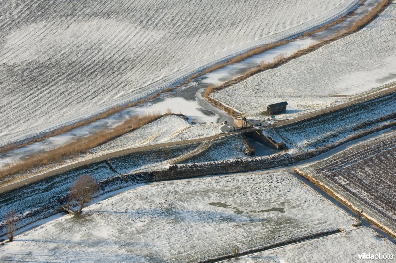 Luchtfoto van de waaiersluis bij Fort Bakkerskil, De Biesbosch
