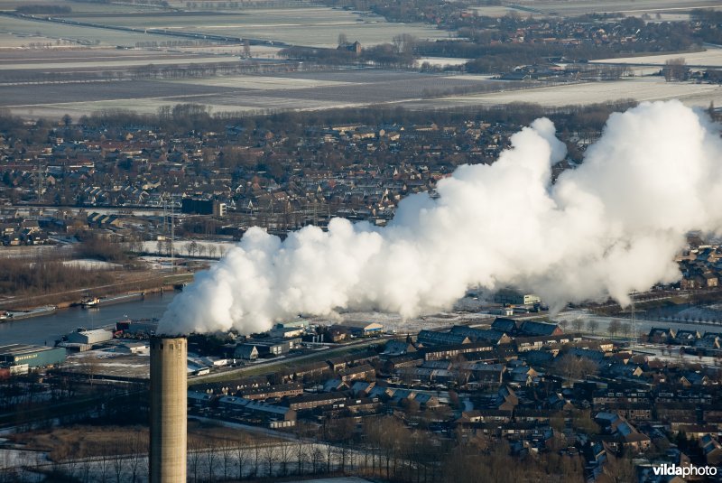 Luchtfoto van rokende schoorstenen van de Amercentrale bij Geertruidenberg