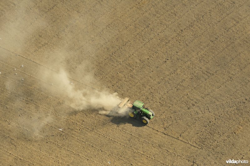 Tractor op een droge akker