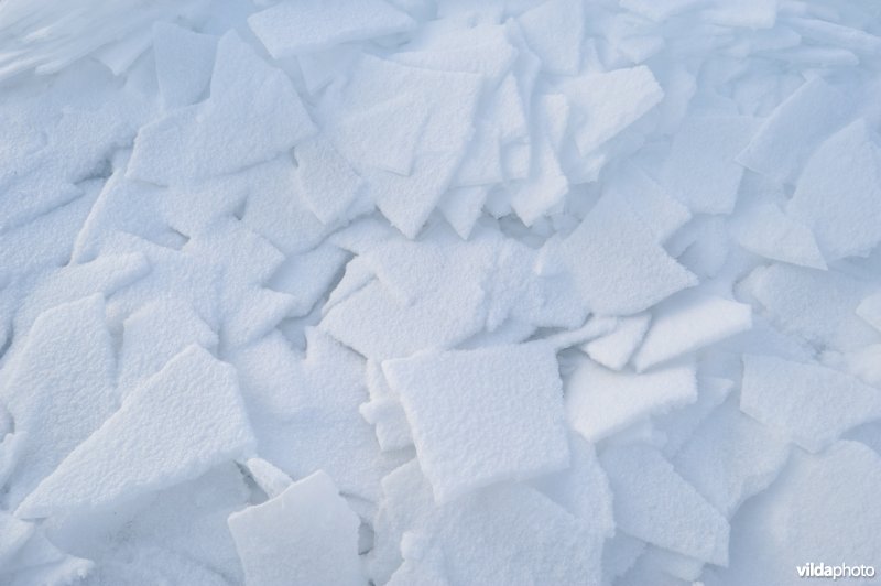 Patronen in het bevroren meer van Abisko