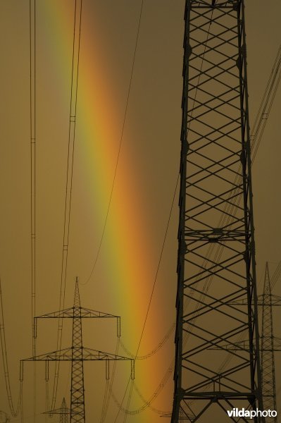 Electriciteitsmasten en regenboog