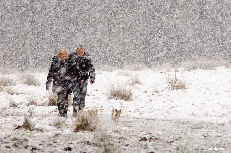 Wandelaars in sneeuwstorm