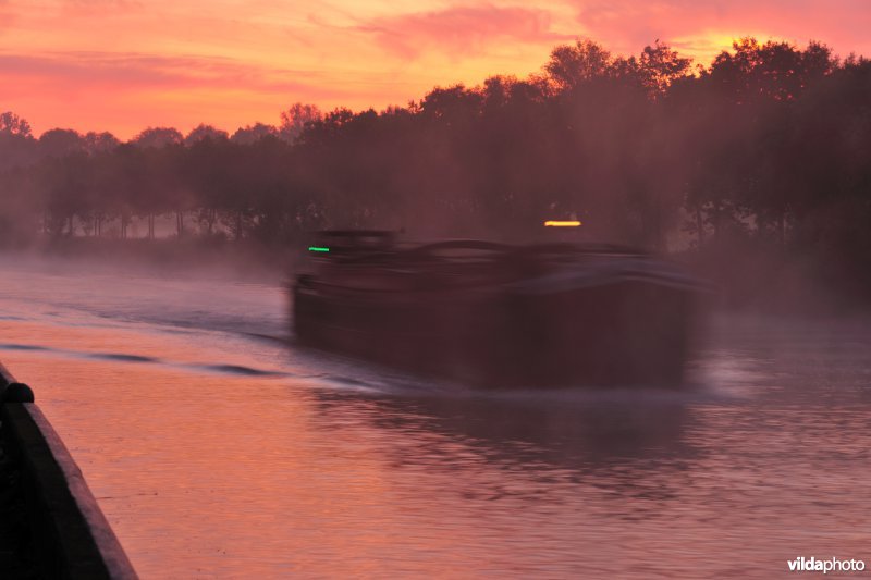 Vrachtboot op de Leie