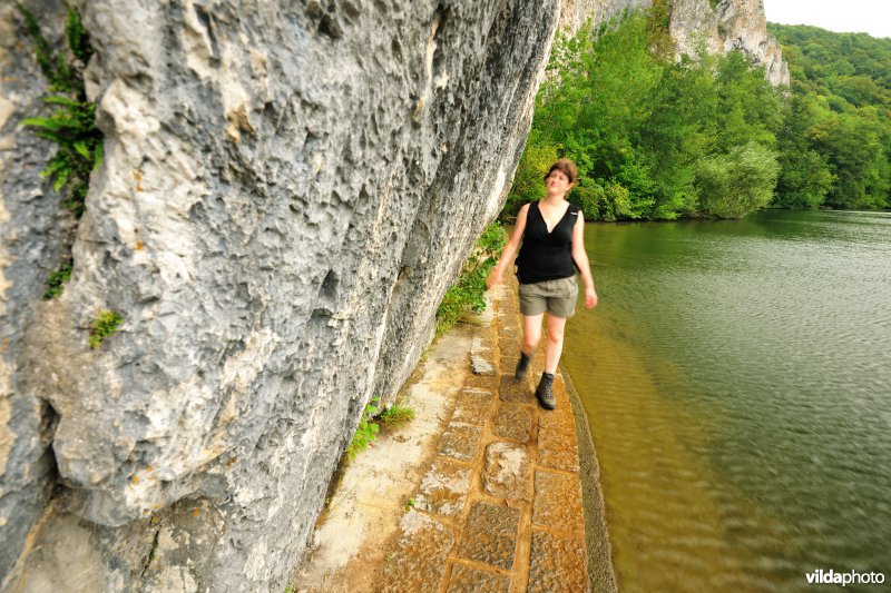 Wandelen langs de rotsen van Freyr