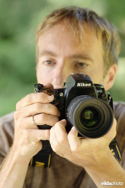 Fotograaf met vlinder op hand