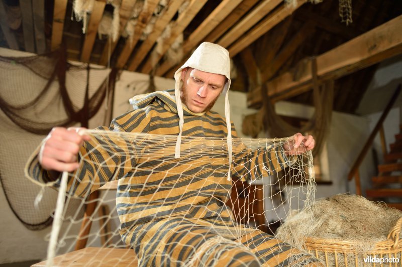 Reënactement in de Middeleeuwse vissershuisjes van Walraversijde
