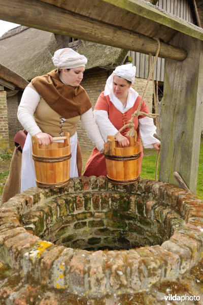 Reënactement in de Middeleeuwse vissershuisjes van Walraversijde