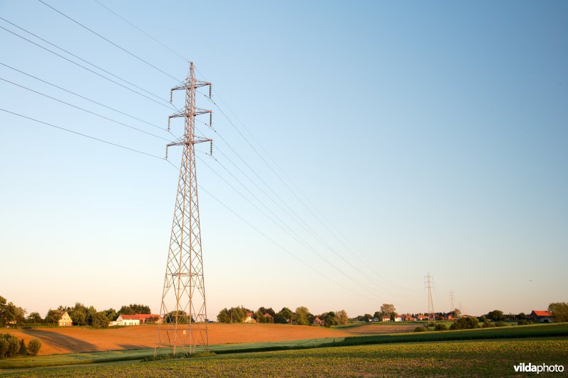 Hoogspanningslijn bij zonsondergang