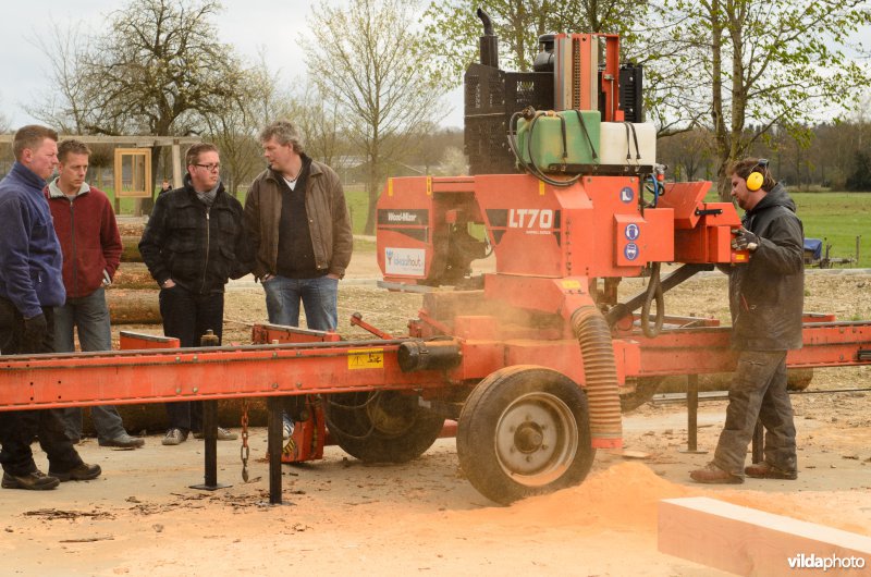 Mobiele zaagmachine zaagt planken