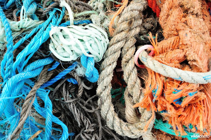 Wirwar van visnetten en touwen