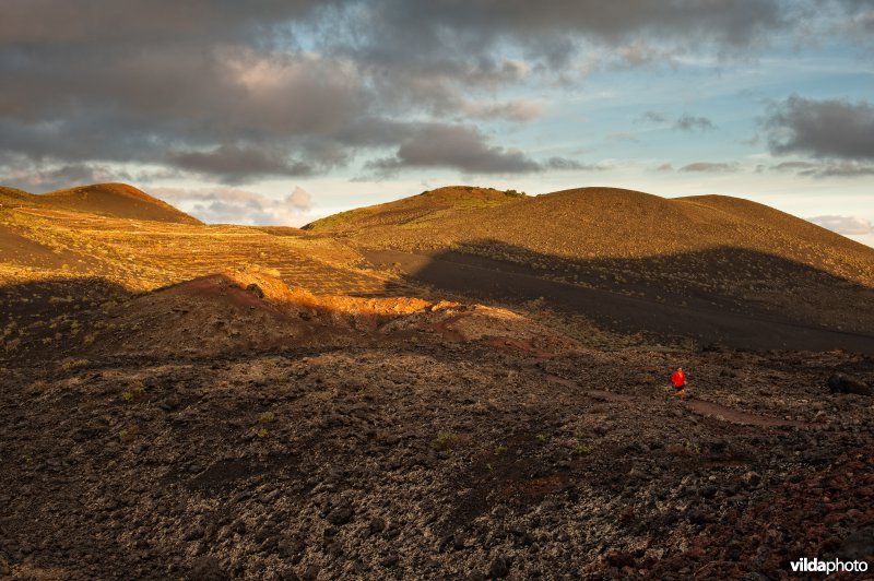 Jogger in vulkaanlandschap