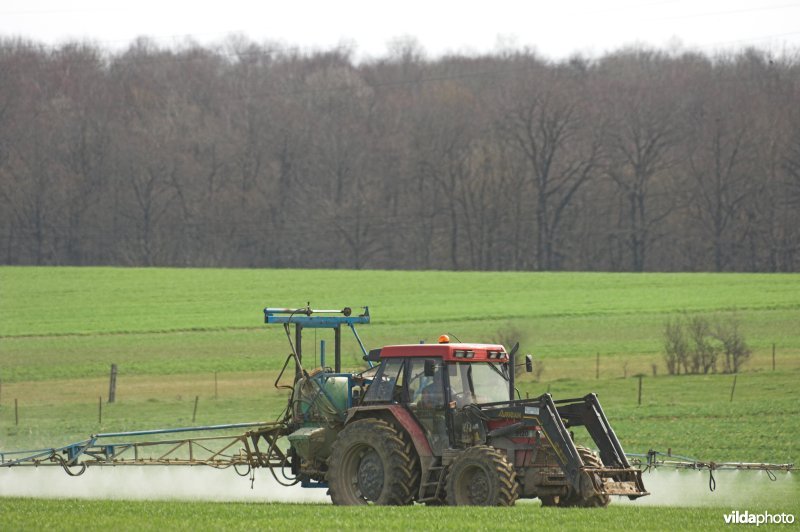 Boer sproeit pesticiden