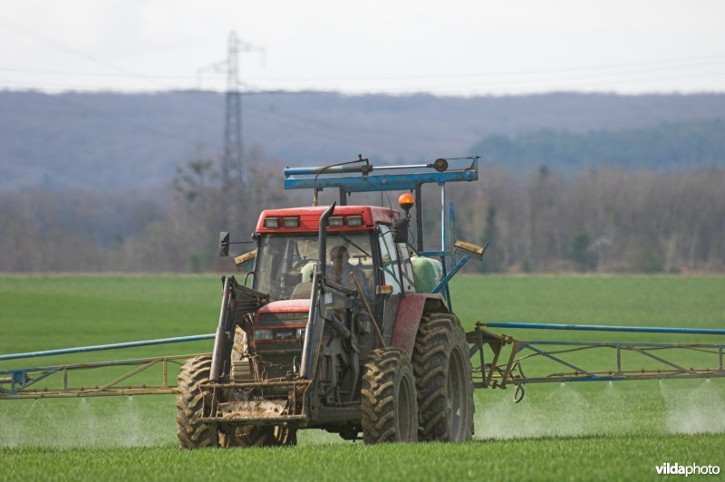 Boer sproeit pesticiden