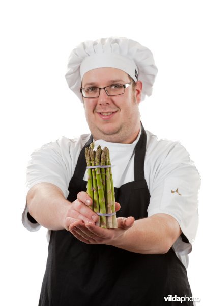 Een kok toont biologische ingredienten voor zijn keuken