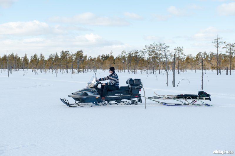 Man op een sneeuwscooter